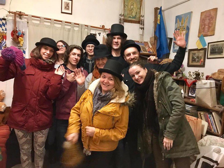 Вистава не розрахована на розжовування. Вона лише дає намітку і посил, а кожен в уяві вже може додумати сюжет