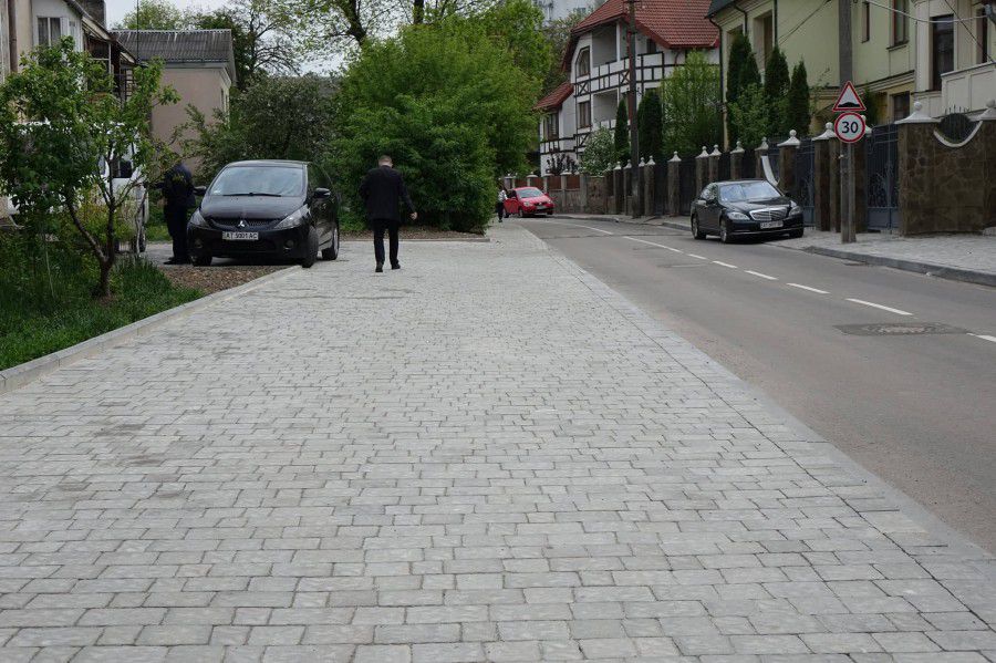 Далі в планах робити двори, які виходять на цю вулицю.

