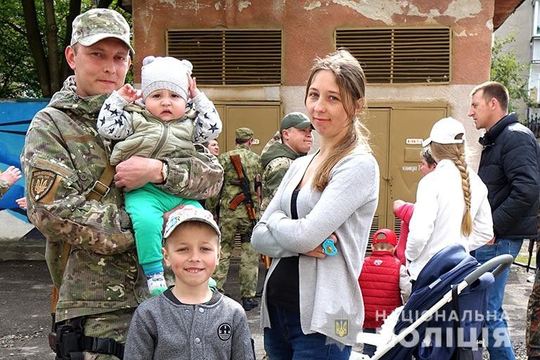 Провести правоохоронців в чергове відрядження прийшли рідні, друзі та колеги