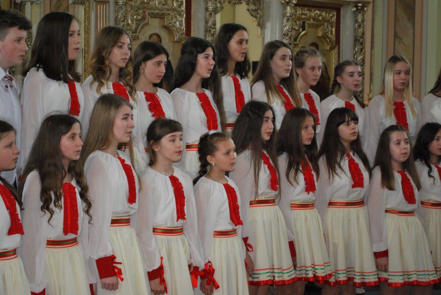 Минулого тижня колектив повернувся з хорового конкурсу, який відбувся у Дрогобичі, на якому виборов II місце