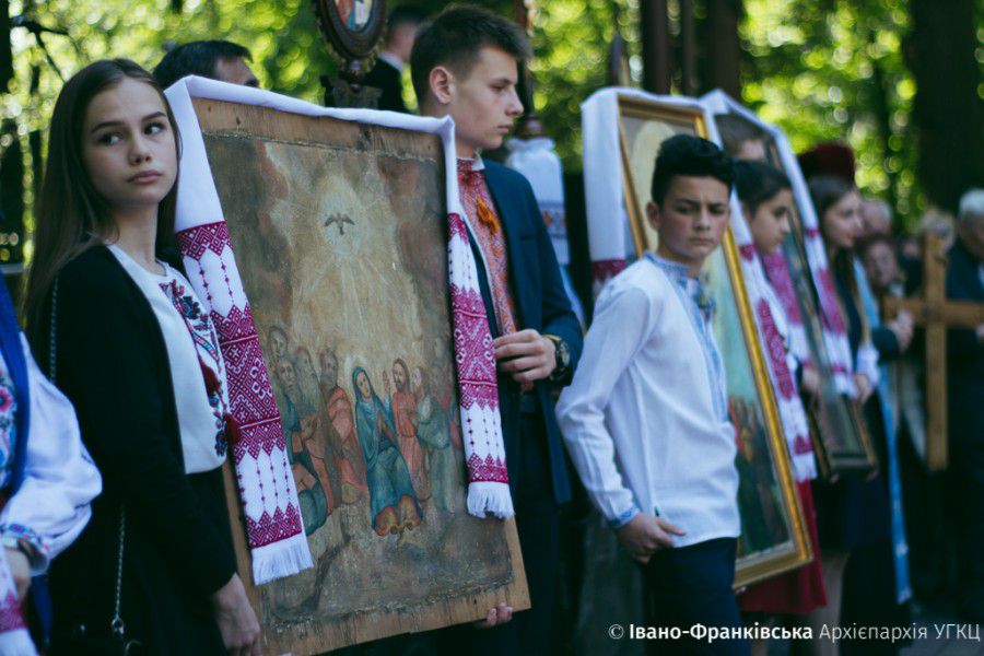 Учні Католицької школи-гімназії несли спеціальні ікони ХІХ століття