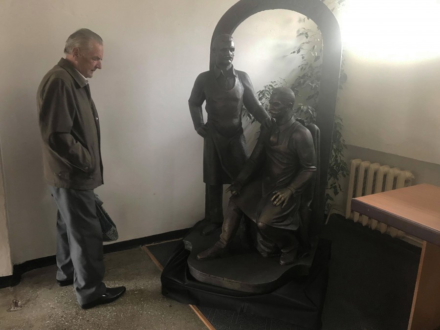 Скульптуру оглянув нащадок дзвоноливарів Михайло Фельчинський із Хотіня