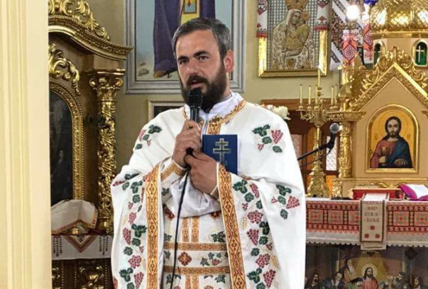 Отець і сортування сміття підтримує, і задає демократичний стиль спілкування з парафіянами, особливо дітьми