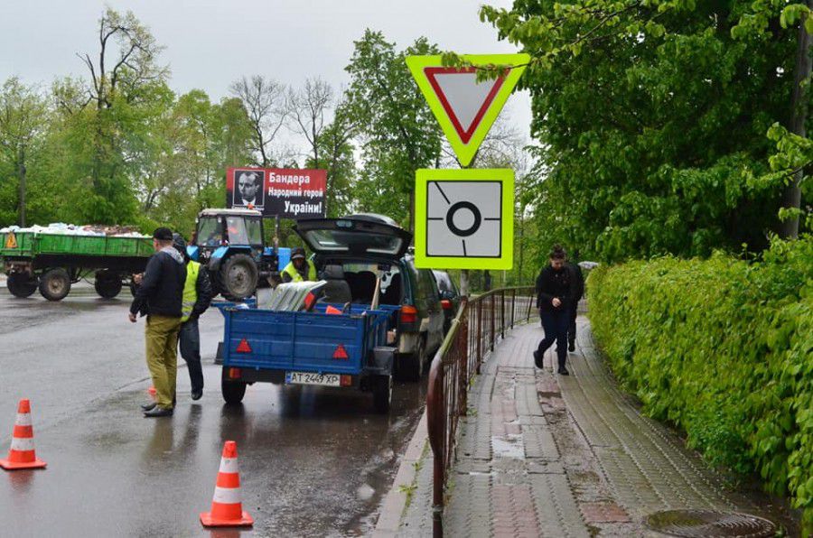 Знаки придбані Долинською міською радою за співфінансування Служби автомобільних доріг в Івано-Франківській області
