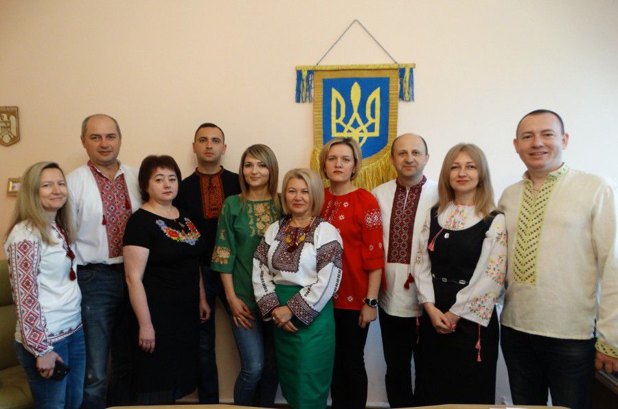Управління економічного розвитку міста Калуської міської ради в повному складі &mdash; у вишиванках