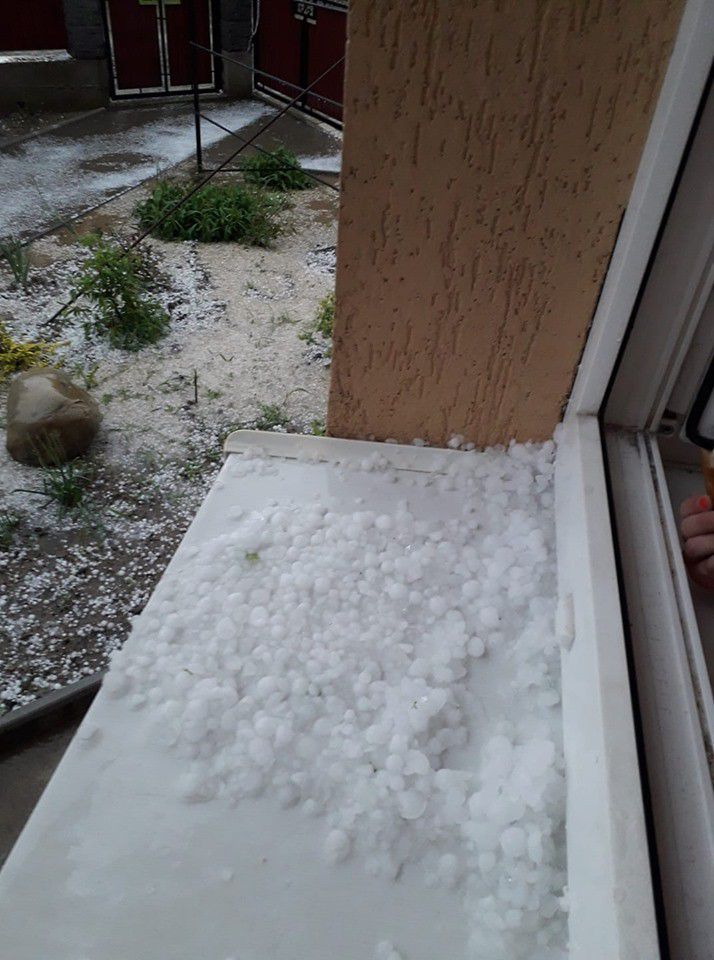 Складалося враження, що наприкінці весни випав зимовий крижаний сніг