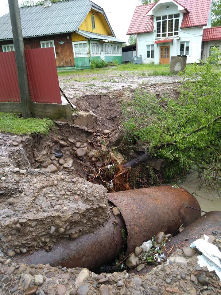 Село Бережниця &mdash; єдине село на Калущині, де вода не просто пошкодила дорогу, залишивши на ній величезні вирви, а п