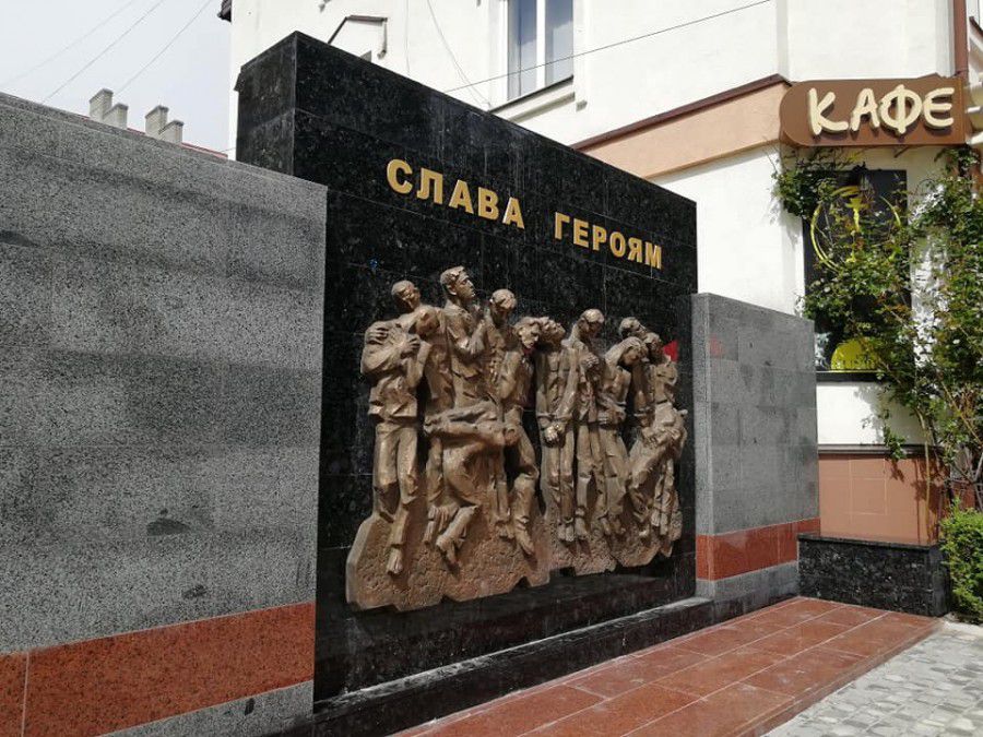 Висота знаку становить 3,5 метра. Тут встановили ліплені скульптури та оздобили знак гранітом