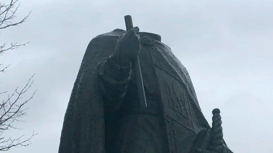  Цю статую створив відомий скульптор Лео Мол