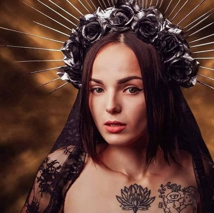 "Я не стараюся нікого здивувати, все виходить само собою. Живучи у маленькому містечку, де люди мало що знають і ба