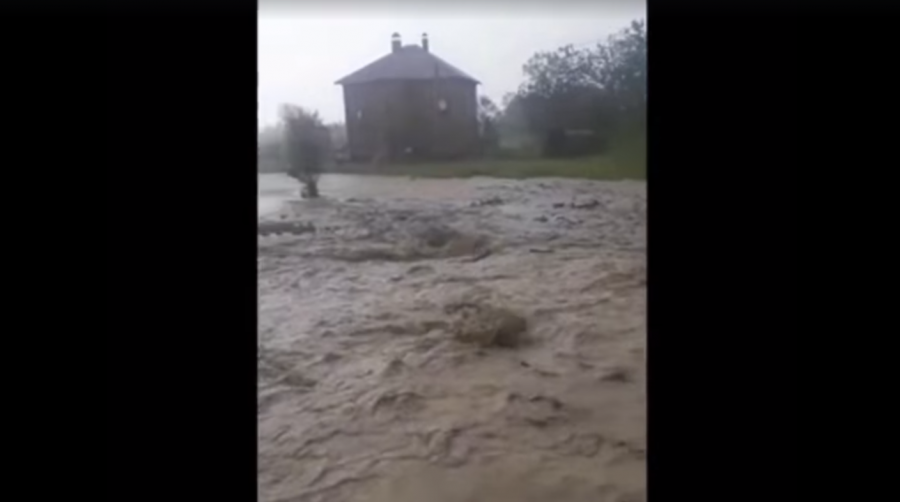 Водна стихія затоплює село і рухається просто вулицями Бережниці | Фото: Скрін з відео