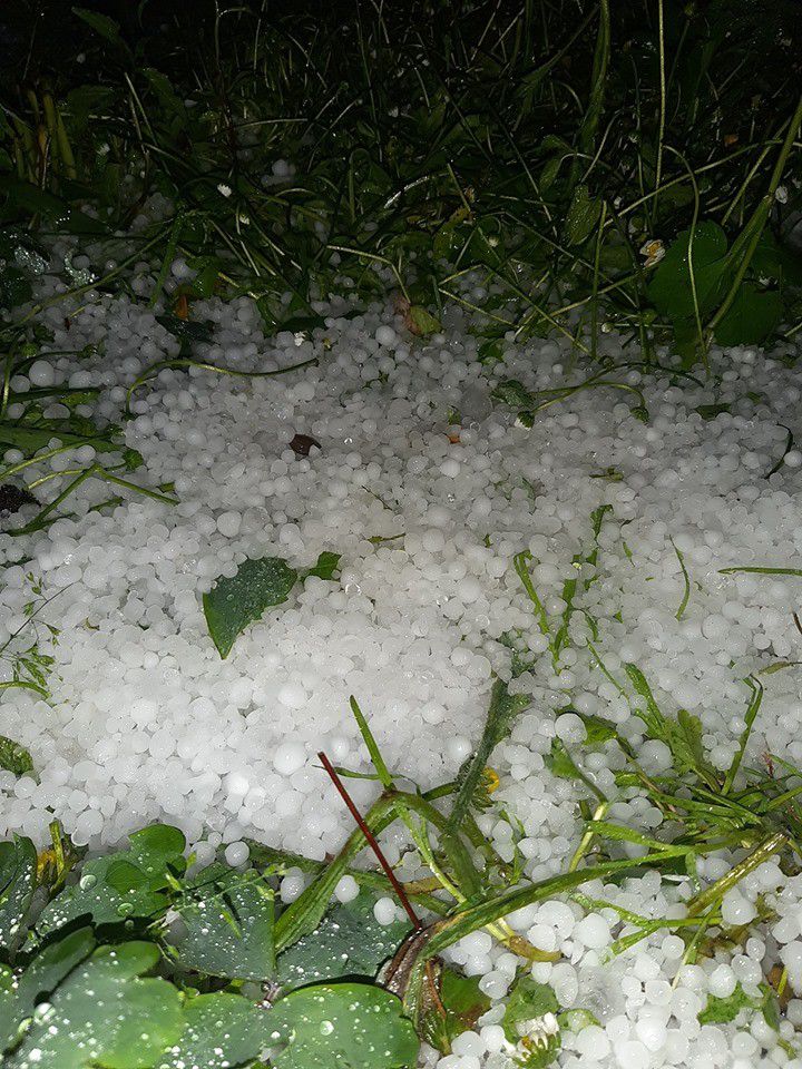 За три дні до літа град накрив Калуш | Фото: Роман Куцій