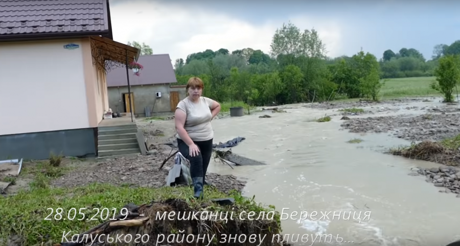 Тиждень тому велика вода знищила дорогу, худобу і затопила домівки. Цього разу вода річка тече просто через подвір'