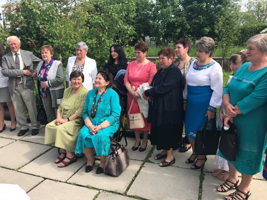 Родина Франків мала нагоду зробити фото на фоні погруддя Іванові Франку в Підгірках | Фото: Ірина Кміть