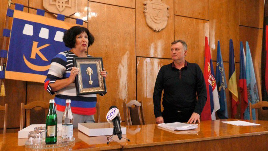 Директор департаменту корпоративних прав Міненерго Валентина Кальніченко передає символічний ключ від Калуської ТЕЦ місь