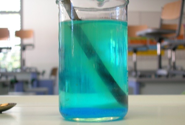 Ілюстрація. У кількох криницях на вулиці Кармелюка вода набула синього забарвлення