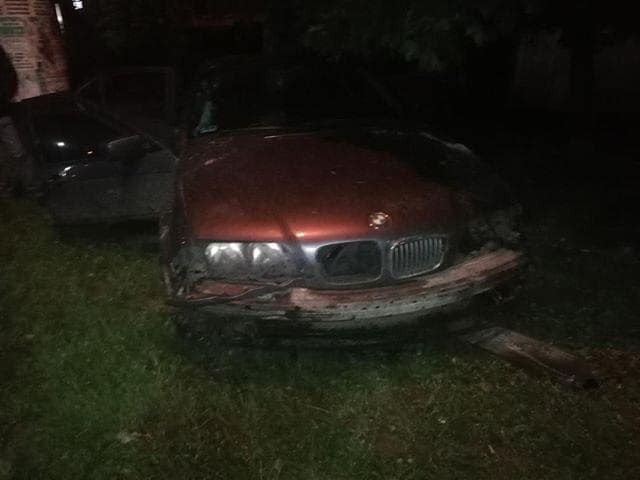 Автівка вискочила на бордюр і врізалася в дерево на проспекті Лесі Українки