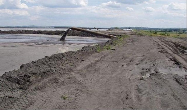 Мешканців прилеглих  сіл категорично не влаштовує те, що золовідвали забруднюють повітря, землю і воду. На світлині &mda