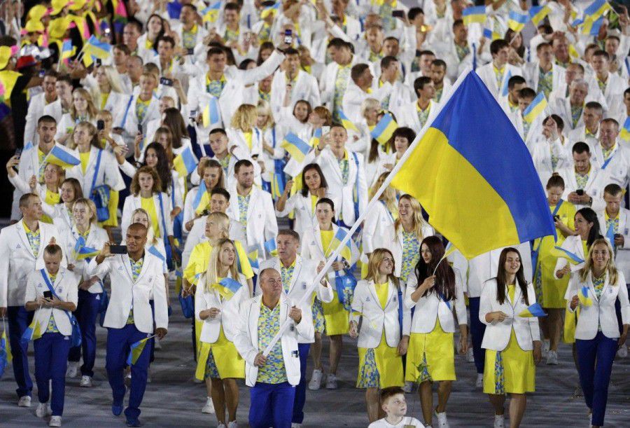 Ілюстрація. Прапор України гордо піднімають українські чемпіони
