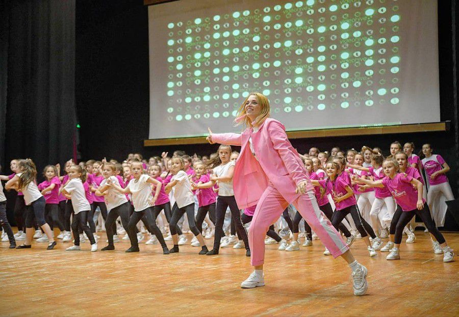 Не залишили випускників без приємних подарунків і керівники колективів, які підготували для своїх вихованців пам&rsquo;я