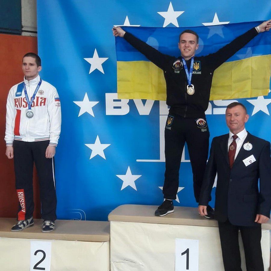 У вправі поштовх довгим циклом двох гир по 32 кілограми Олександр зміг здійснити 53 підйоми