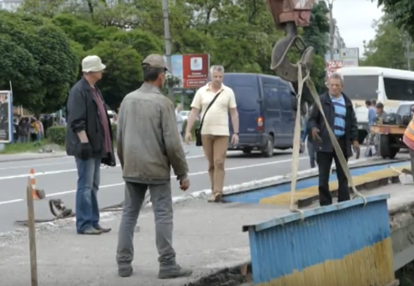 Чи довго простоять нововстановлені перила, можуть ствердити тільки кваліфіковані мостобудівники