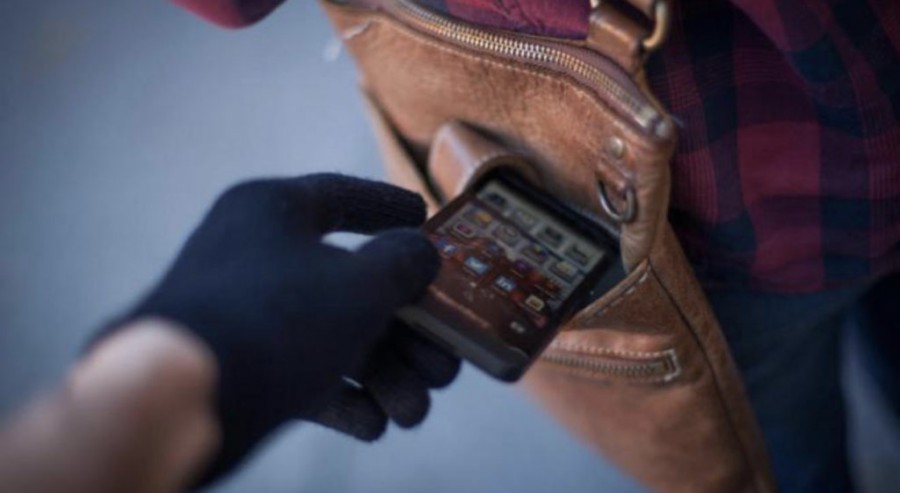 Ілюстрація. Зловмисники відкрито заволоділи мобільним телефоном франківця