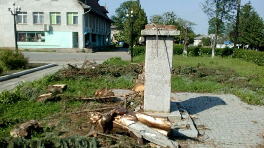 Негода повалила погруддя Тараса Шевченка