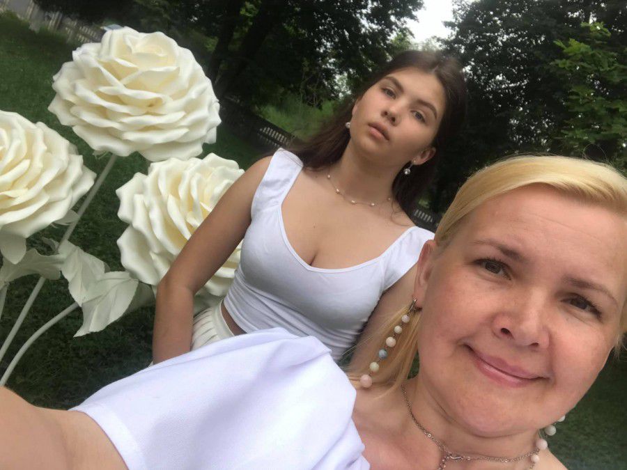 Учасники благодійного пікніка мали бути в білому | Фото: ГО "Інвест", Тетяна Юзьв'як, Лілія Дорак