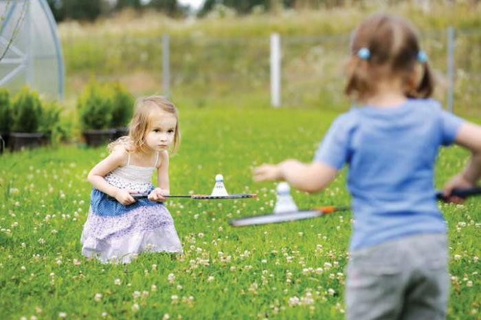 Ілюстрація. Калушанин хоче відродити в дворі забутий бадмінтон і встановити волейбольну площадку