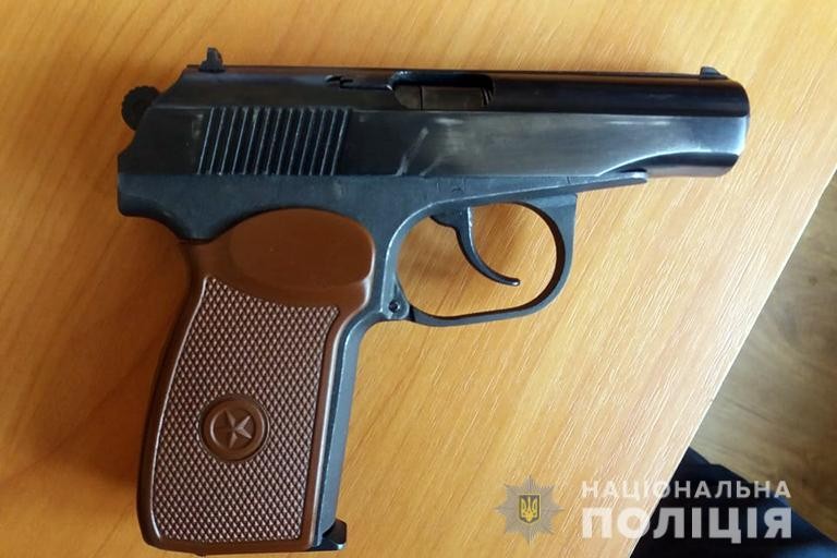 Вилучена зброя, боєприпаси та граната направлені на експертизу, поліція встановлює їх джерело походження та мету зберіга