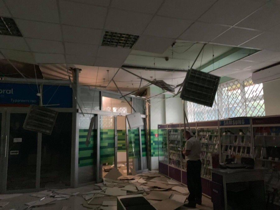 Зловмисник вільним способом зайшов до приміщення самообслуговування, адже камери зафіксували, що в той момент двері були