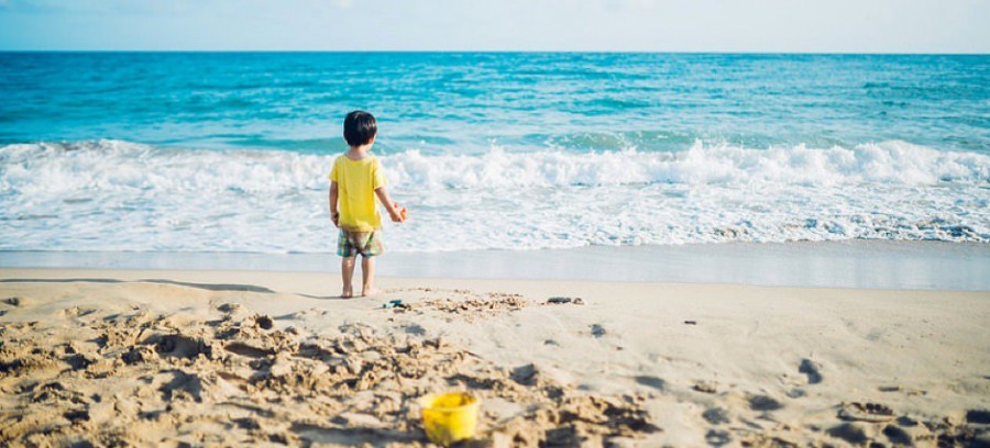 Ілюстрація. Якщо один з батьків не виплачує вчасно аліменти, його згоди для виїзду з дитиною за кордон не потрібно.