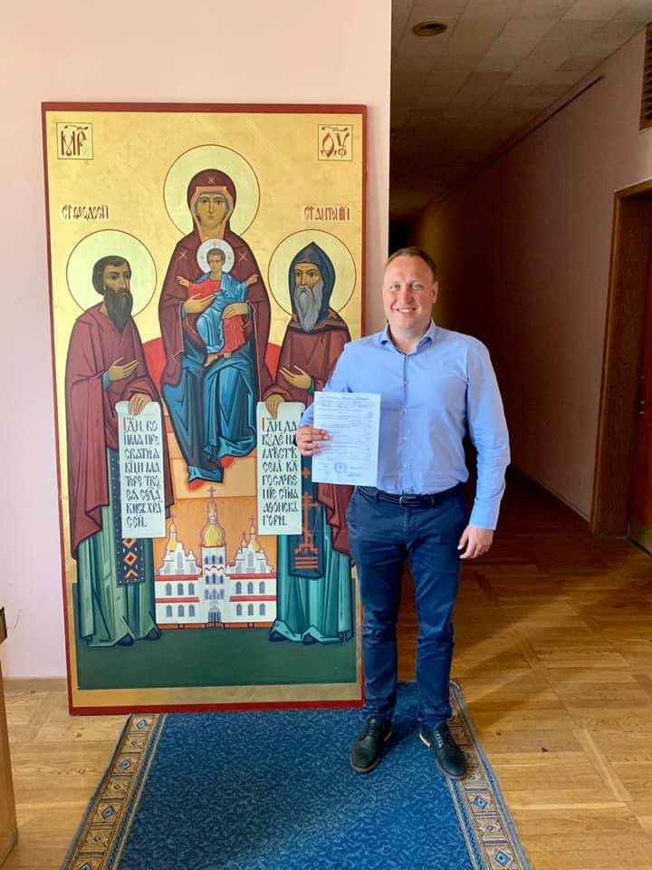 Народний депутат сфотографувався з документом біля ікони Матері Божої у приміщенні ЦВК
