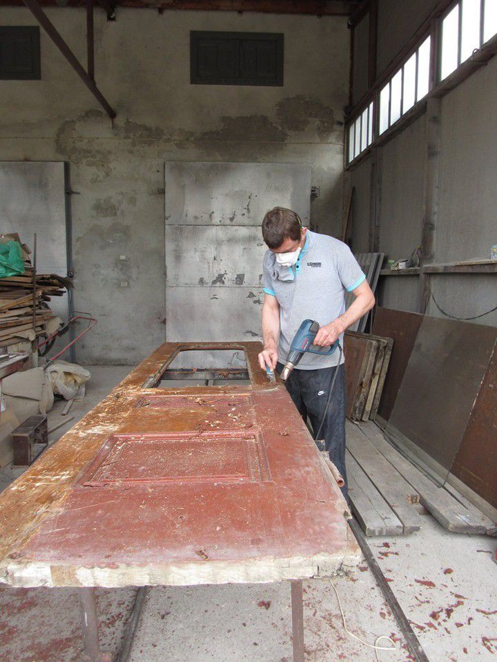 Загалом відновлення одних дверей триває 1-2 місяці, коли щодня працювати по 3-5 годин. 
