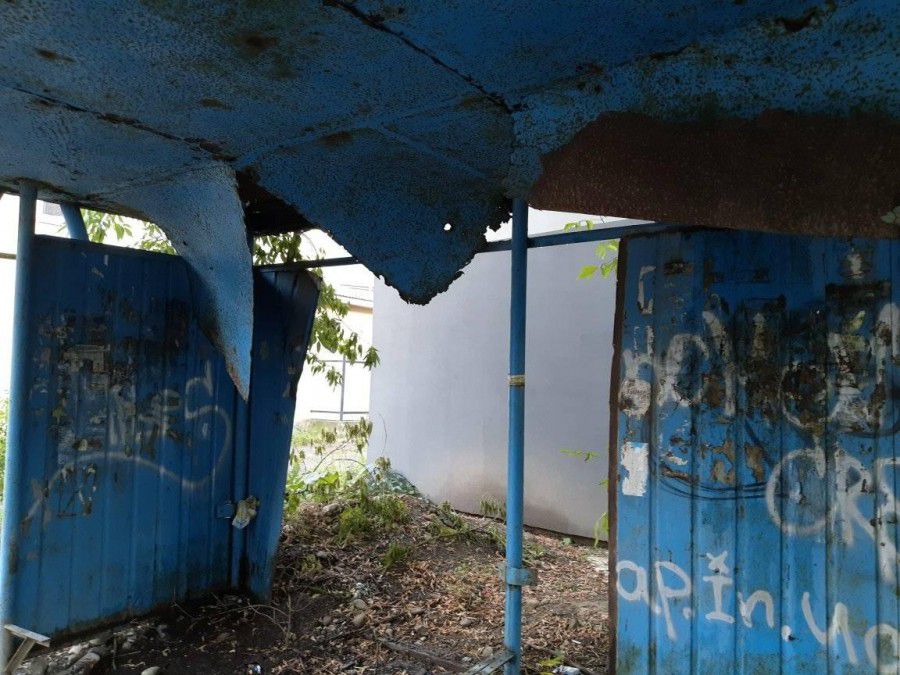 Якщо ще досі є потреба в існуванні зупинки, то варто встановити новий павільйон. Навпроти ж &mdash; лікарня