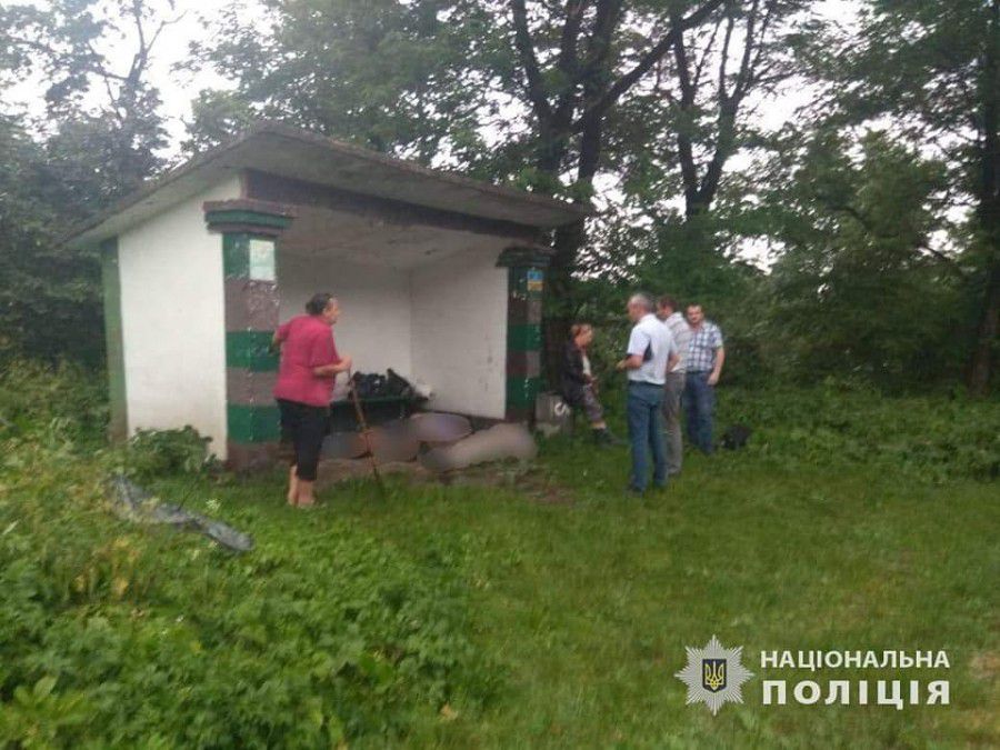 Поліцейські встановили, що блискавка влучила у зупинку, яка складається з металевих конструкцій