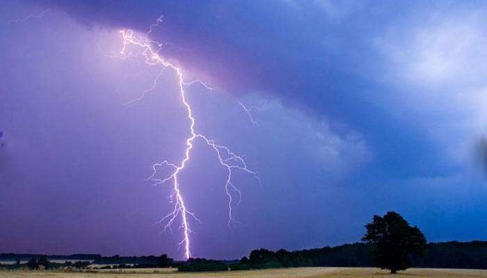 Негода тривала півгодини. Люди кажуть, що блискавки вдаряли одна за одною, грому не було чути.