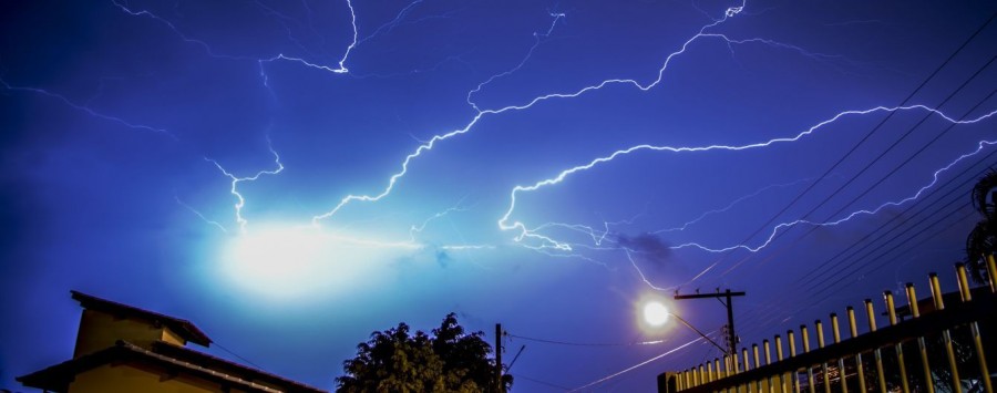 Ілюстрація. Красиві та небезпечні блискавки усю ніч розсікали небо над Надвірною.