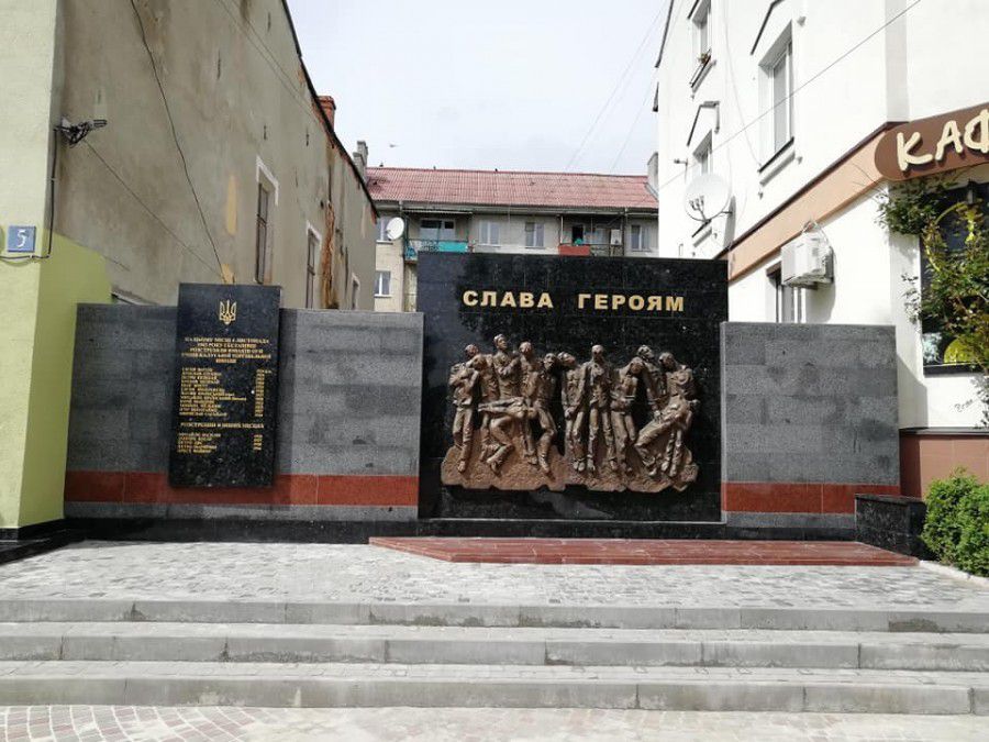 Пам'ятний знак планували відкрити до Дня Героїв, проте в місті через стихію були скасовані всі масові заходи