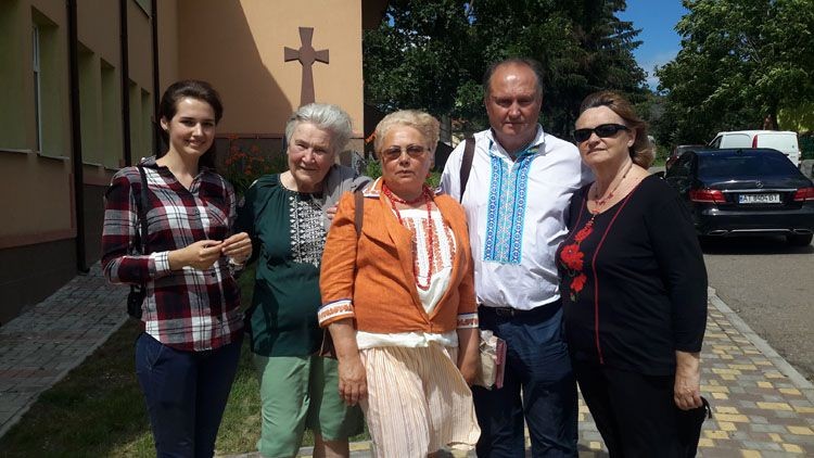 Представники родини Шухевичів у Тишківцях на відзначенні 110-ї річниці Романа Шухевича. 2017 рік