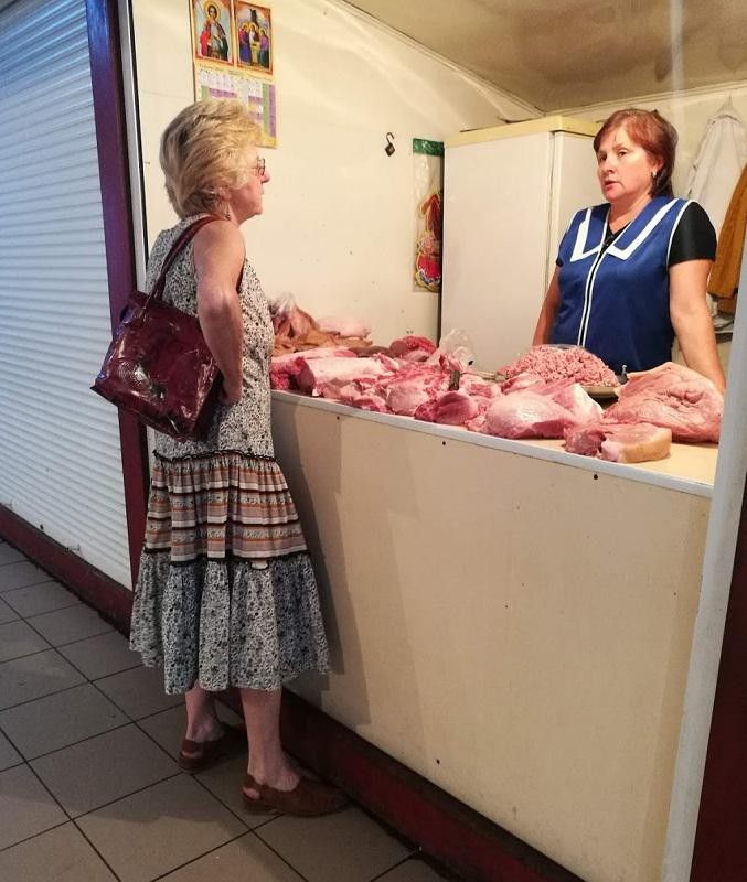 На ринку м'ясо зберігається в холодильниках.