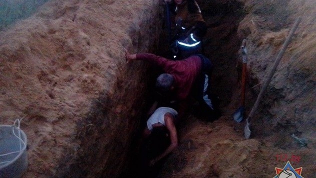 Мешканці села побоюються, що канава може пошкодити газову магістраль.