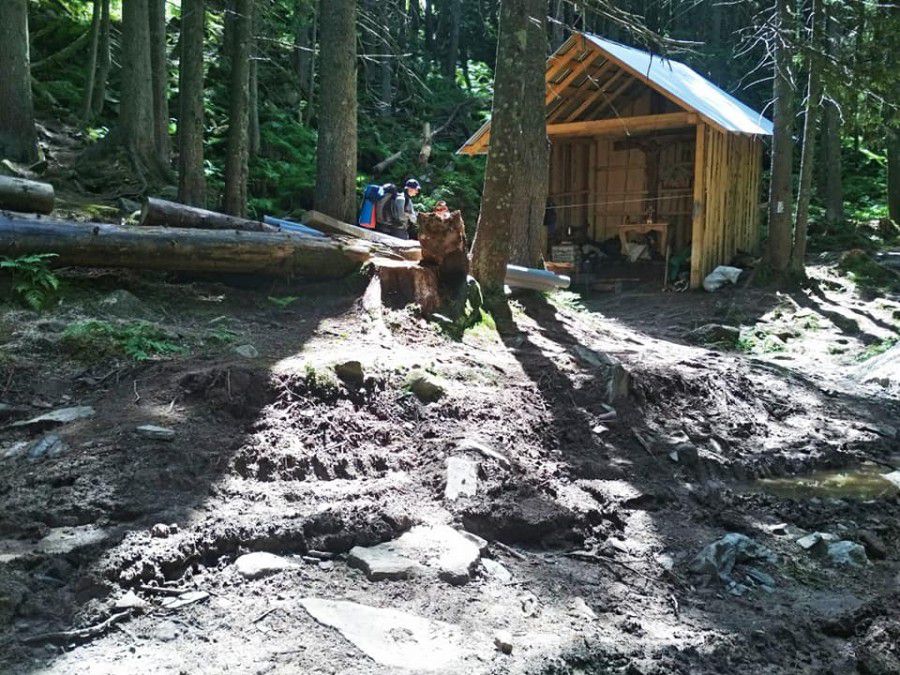 Капличку будують, знищивши "Довбушеву криницю".