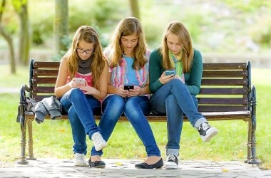 Ілюстрація. Нахиляючи голову, людина перевантажує шию, через це в неї може утворитися горб.