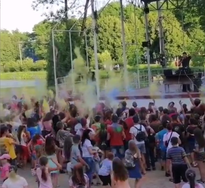 На фестивалі фарб у Калуші було чимало людей.