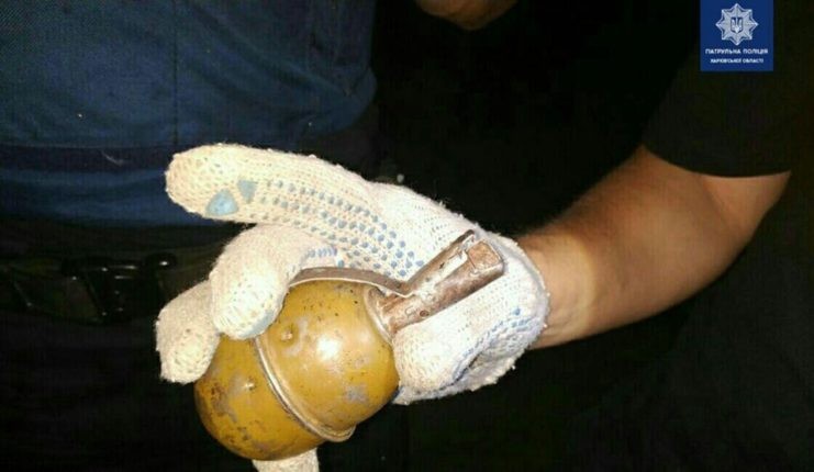 При конфлікті чоловік злякав усіх муляжем гранати.