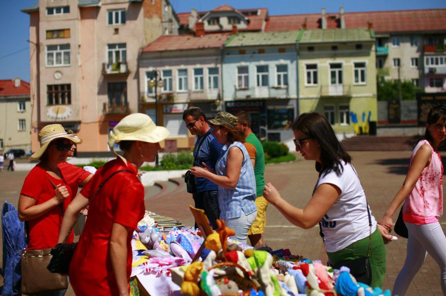 На ярмарку калуські та івано-франківські майстрині представили різноманітні вироби ручної роботи