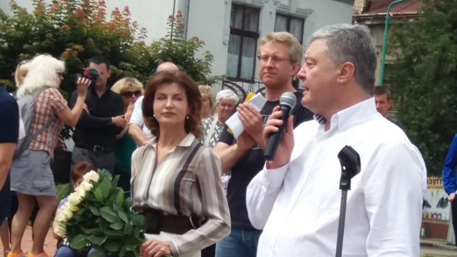 Петро Порошенко їздить містами Прикарпаття, представляючи свою передвиборчу програму.