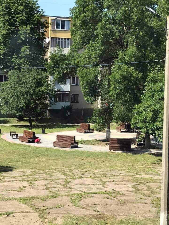 Затишний сквер облаштували на початку липня. Уже за тиждень у сквері наробили збитків.